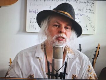 Andy Mangele - Musiker Autor - Wien
Da ich aber nicht nur in der Musik ein extrem neugieriger Mensch bin, interessieren mich auch politische, soziale, wie auch wirtschaftliche Belange.