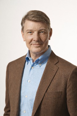 Dr. Björn Peters - Frankfurt am Main - Physiker und Energieökonom
Mit Ausbildung bei McKinsey und der Tätigkeit als Kraftwerksfinanzierer bei einem großen deutschen Finanzinstitut engagiert sich Dr. Peters heute vor allem